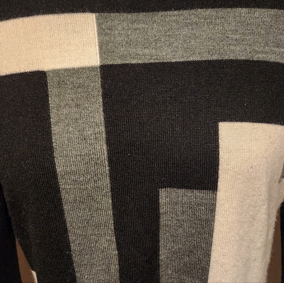 Geometric Black and White Turtleneck Sweater - Picture 3 of 8